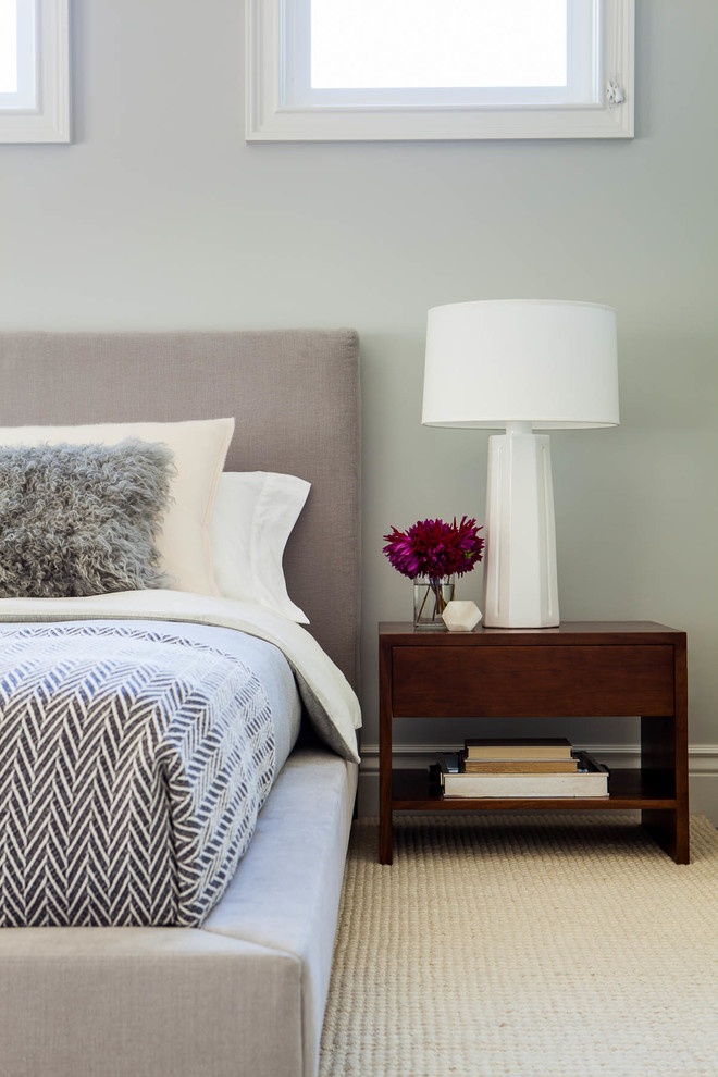 Imagen de dormitorio principal moderno de tamaño medio con paredes grises y suelo de madera en tonos medios