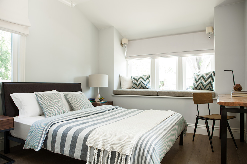 Foto di una camera degli ospiti moderna di medie dimensioni con pareti grigie e pavimento in legno massello medio