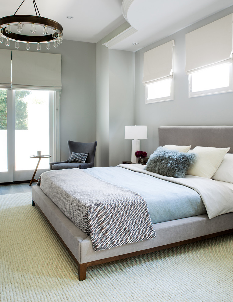Mittelgroßes Modernes Hauptschlafzimmer mit grauer Wandfarbe und braunem Holzboden in San Francisco