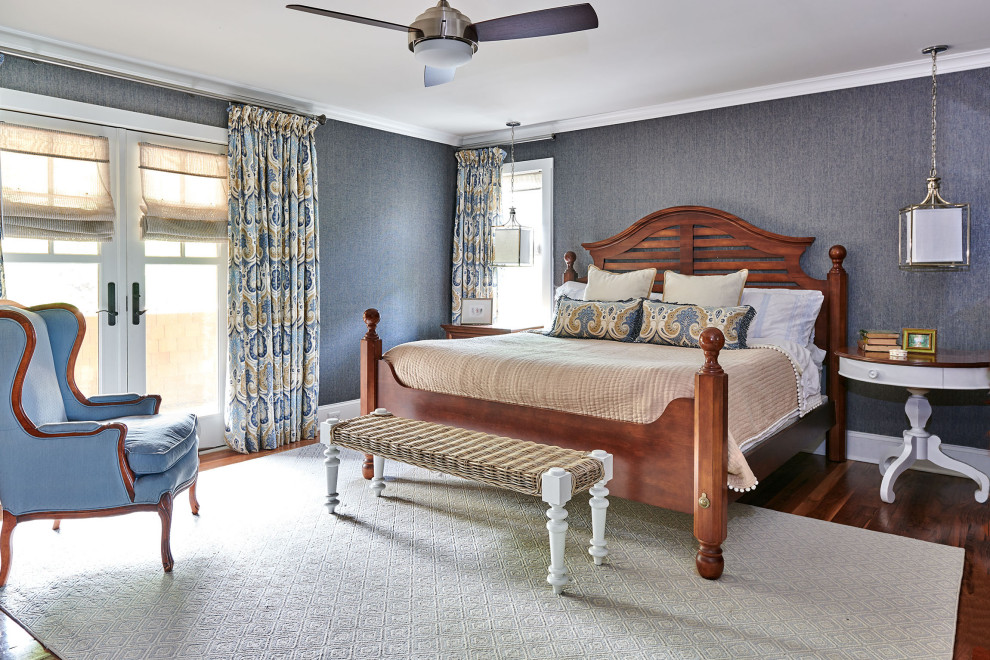 На фото: большая хозяйская спальня в классическом стиле с паркетным полом среднего тона, стандартным камином, фасадом камина из дерева, коричневым полом и серыми стенами