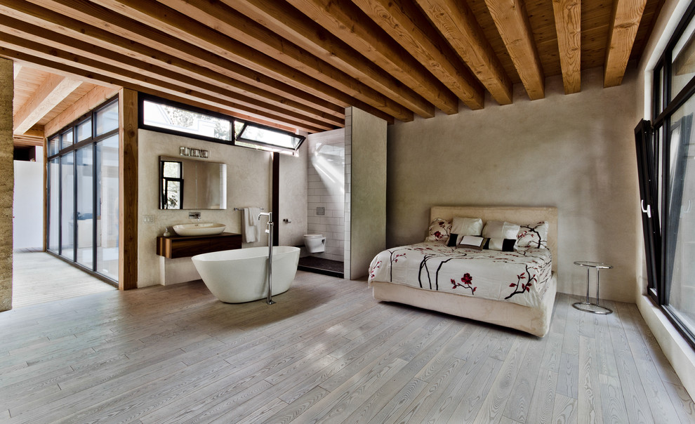 Aménagement d'une chambre parentale montagne avec un mur beige et un sol en bois brun.