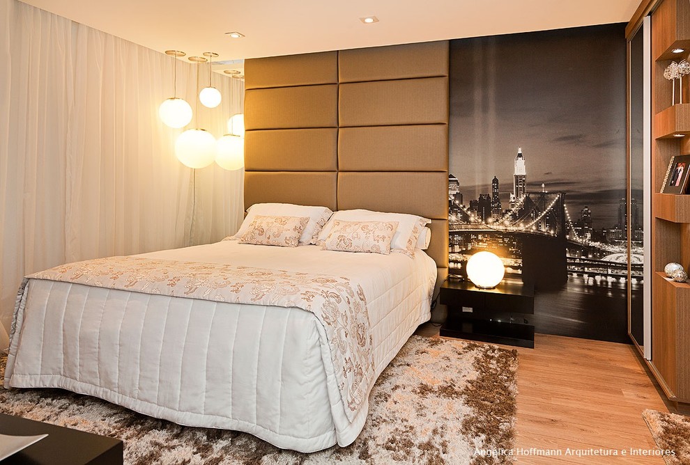 Diseño de dormitorio principal actual de tamaño medio con paredes negras, suelo de madera clara y suelo marrón