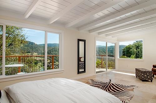 Imagen de dormitorio principal clásico renovado grande con paredes beige, suelo de piedra caliza y suelo beige