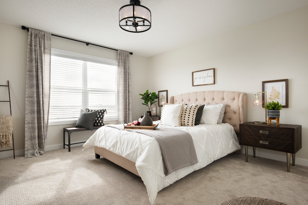 Diseño de habitación de invitados clásica renovada con paredes blancas, moqueta y suelo beige