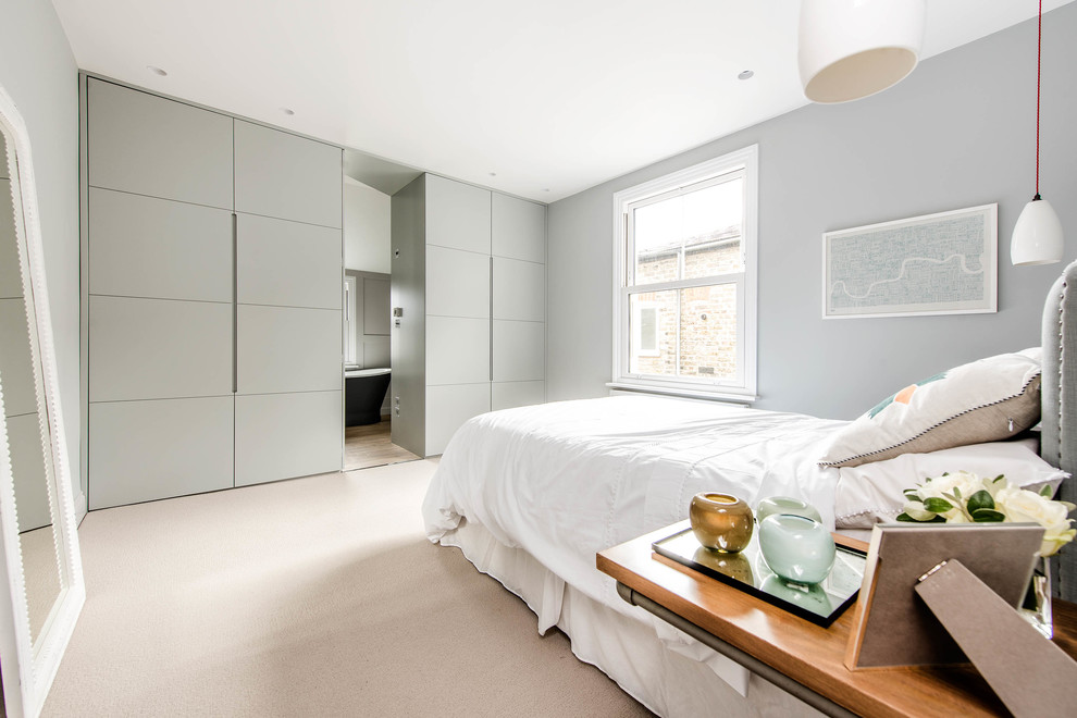 На фото: спальня в современном стиле с серыми стенами и ковровым покрытием с