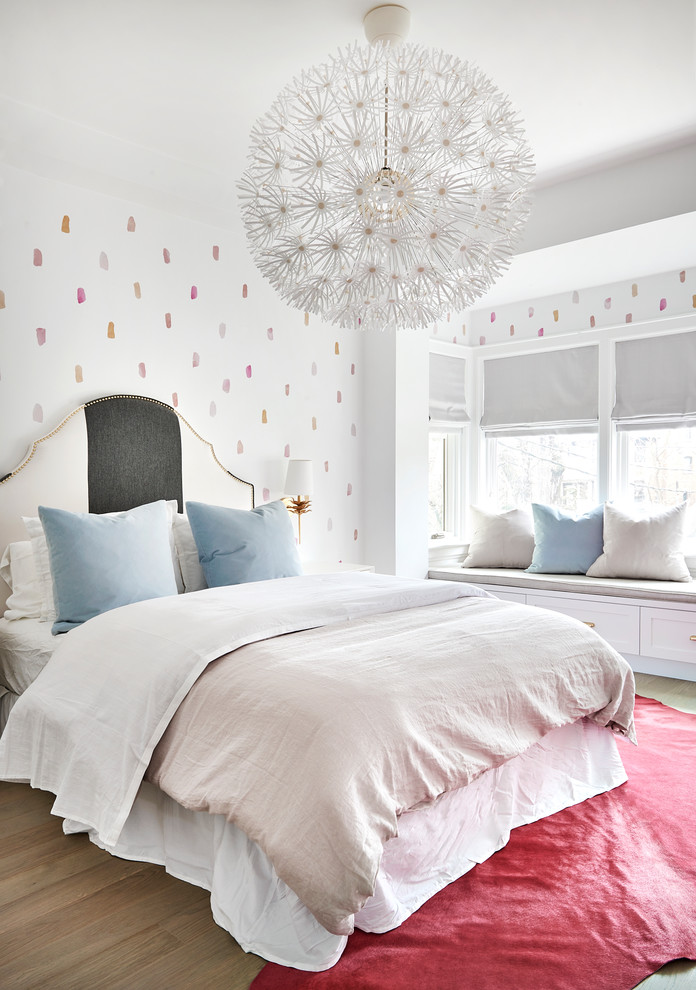 トロントにあるトランジショナルスタイルのおしゃれな寝室 (白い壁、無垢フローリング、茶色い床、グレーとブラウン)