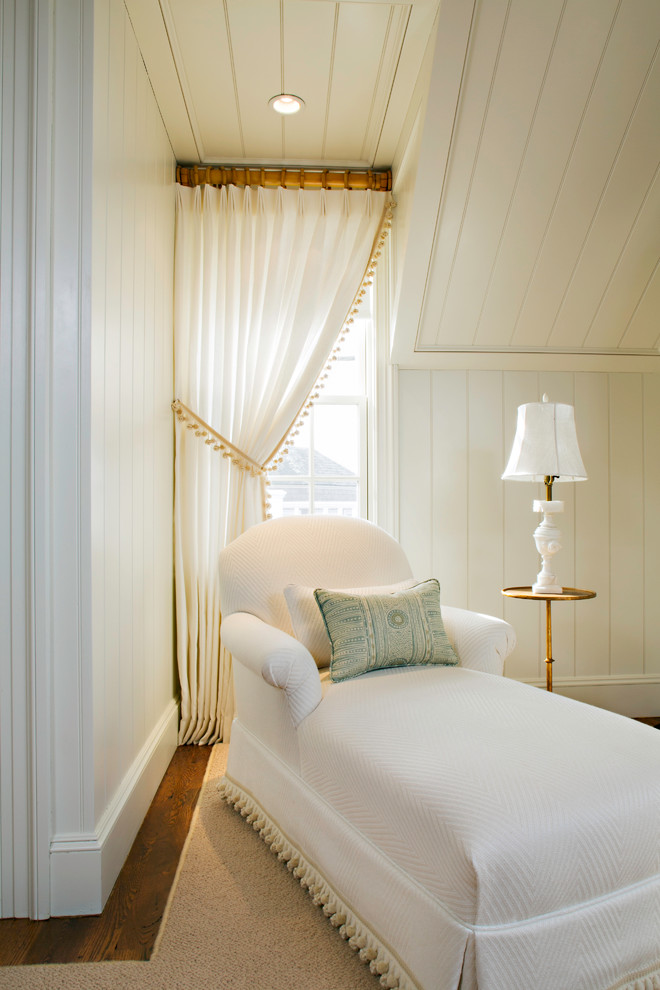Idee per una camera matrimoniale stile marino con pareti bianche, pavimento in legno massello medio, nessun camino e pavimento beige