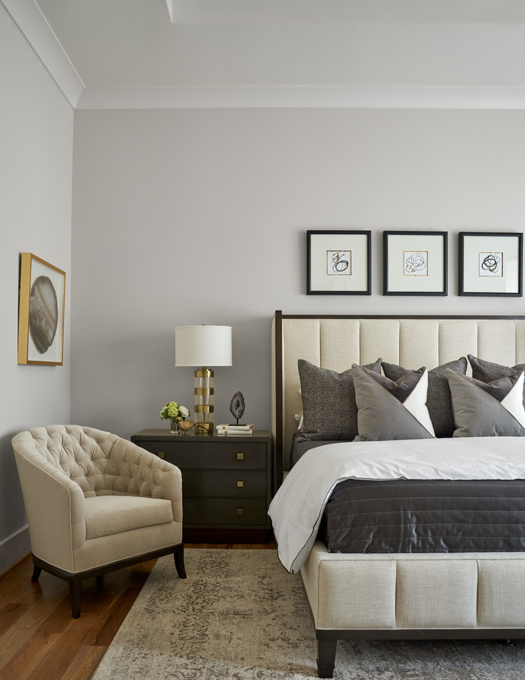 Стильный дизайн: хозяйская спальня среднего размера в стиле неоклассика (современная классика) с белыми стенами, паркетным полом среднего тона и бежевым полом - последний тренд