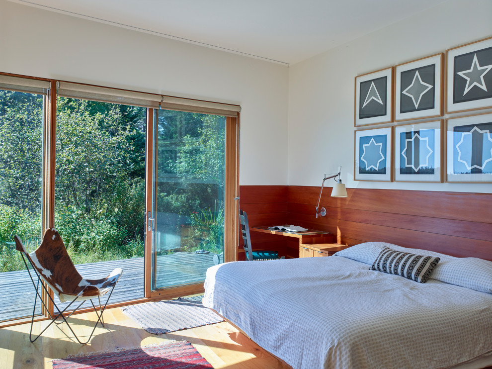 Mittelgroßes Modernes Gästezimmer mit weißer Wandfarbe, hellem Holzboden, gelbem Boden und Holzdielenwänden in Sonstige