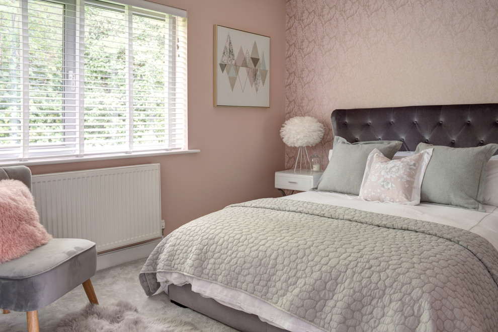 Exemple d'une chambre avec moquette grise et rose chic avec un mur rose et un sol gris.