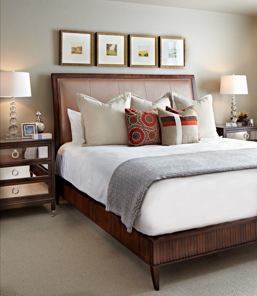На фото: спальня среднего размера в стиле неоклассика (современная классика) с серыми стенами и ковровым покрытием