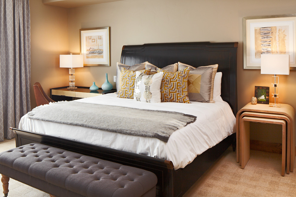 Großes Klassisches Schlafzimmer mit beiger Wandfarbe und Teppichboden in Denver
