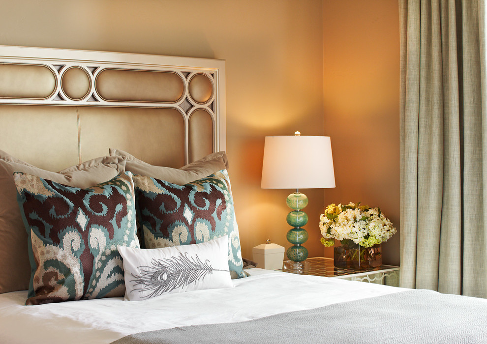 Imagen de dormitorio tradicional renovado pequeño con paredes beige y moqueta