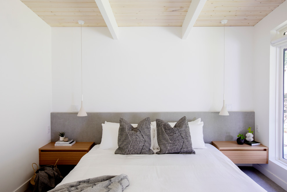 Foto de dormitorio principal retro de tamaño medio sin chimenea con paredes blancas, suelo gris y moqueta