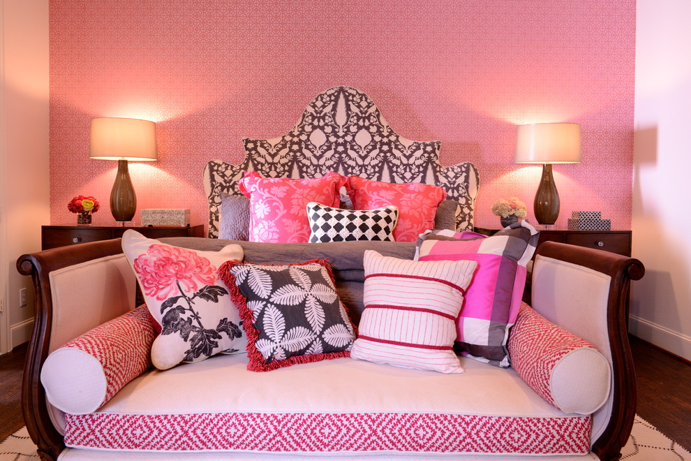 Idee per una grande camera matrimoniale classica con pareti rosa, parquet scuro e pavimento marrone