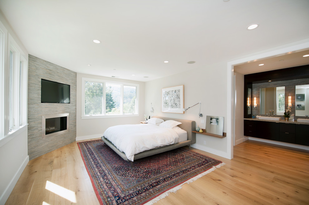Стильный дизайн: спальня в современном стиле с угловым камином - последний тренд