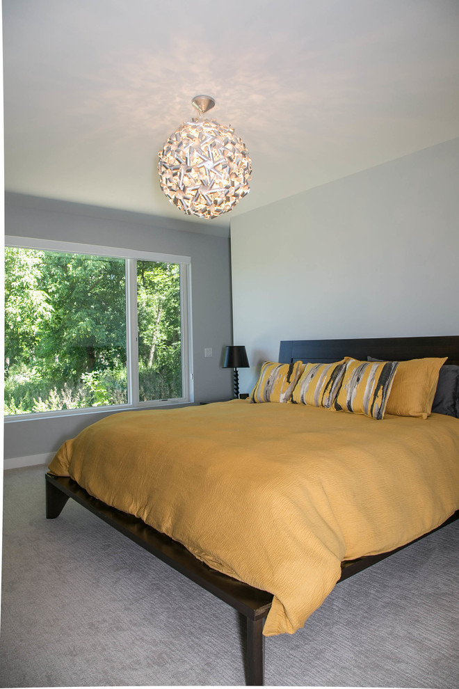 Стильный дизайн: хозяйская спальня в современном стиле с серыми стенами и ковровым покрытием без камина - последний тренд
