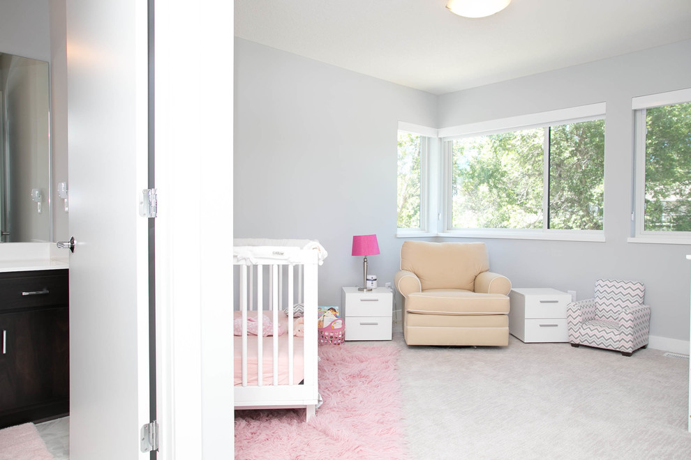 На фото: комната для малыша в современном стиле с серыми стенами и ковровым покрытием с