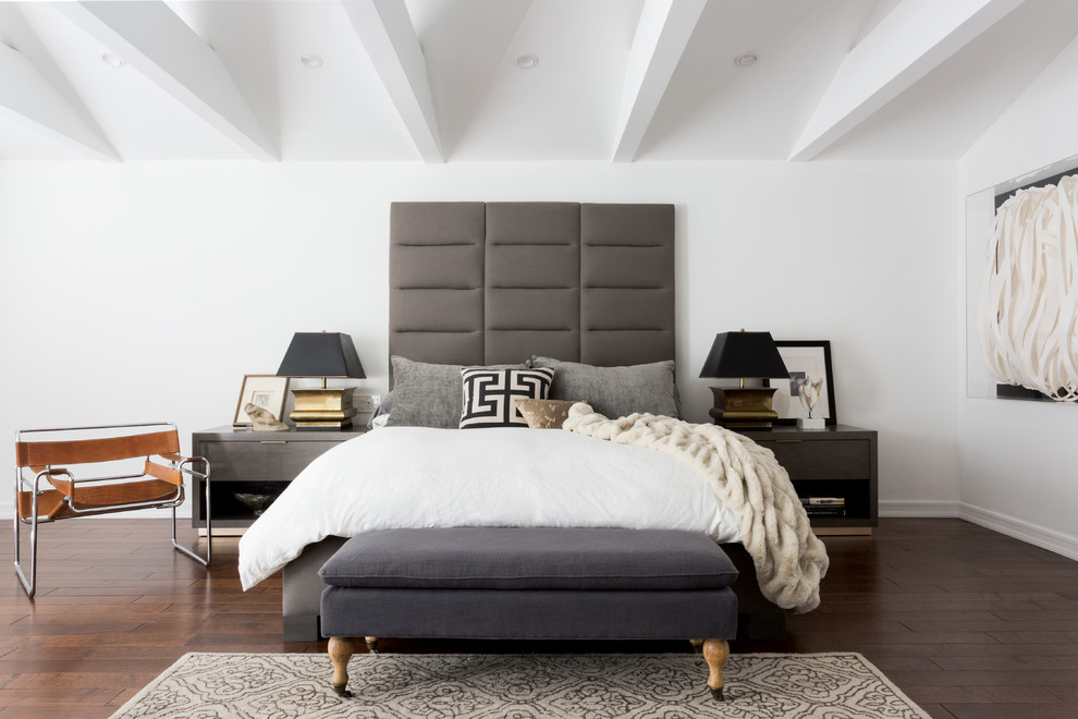 ロサンゼルスにある中くらいなコンテンポラリースタイルのおしゃれな主寝室 (白い壁、無垢フローリング、茶色い床、グレーとブラウン) のインテリア