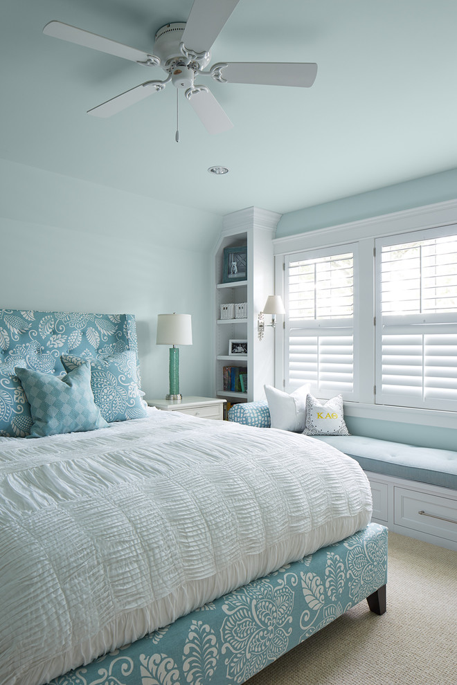 Свежая идея для дизайна: гостевая спальня (комната для гостей) в стиле неоклассика (современная классика) с синими стенами и ковровым покрытием без камина - отличное фото интерьера