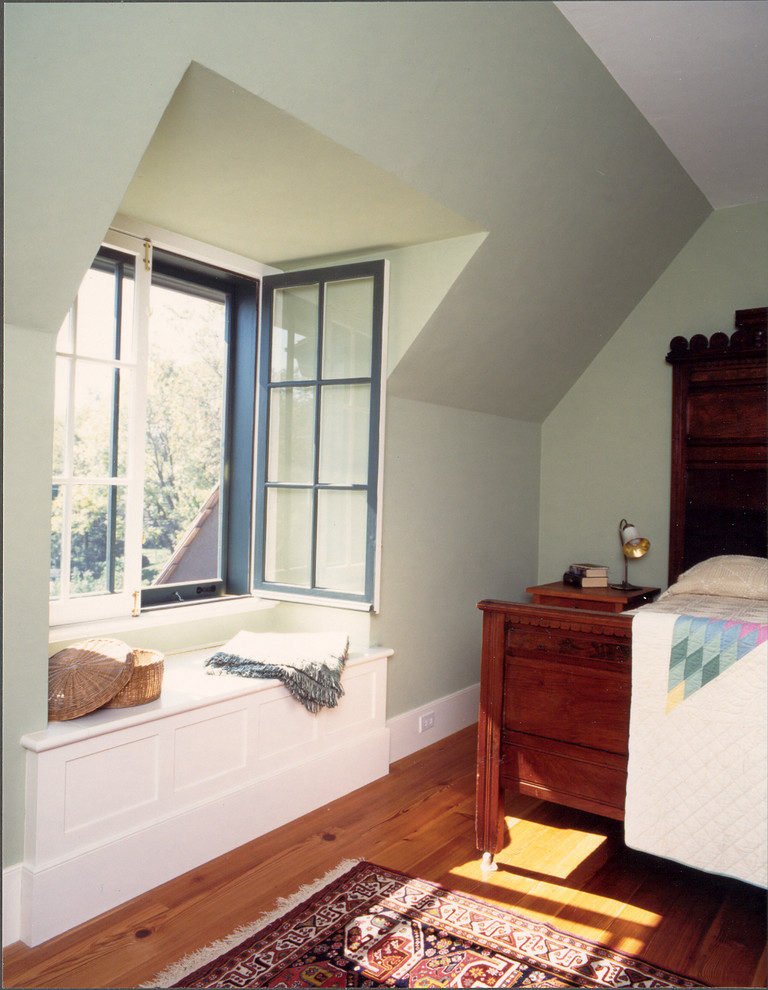 На фото: хозяйская спальня в стиле кантри с зелеными стенами, паркетным полом среднего тона и коричневым полом с