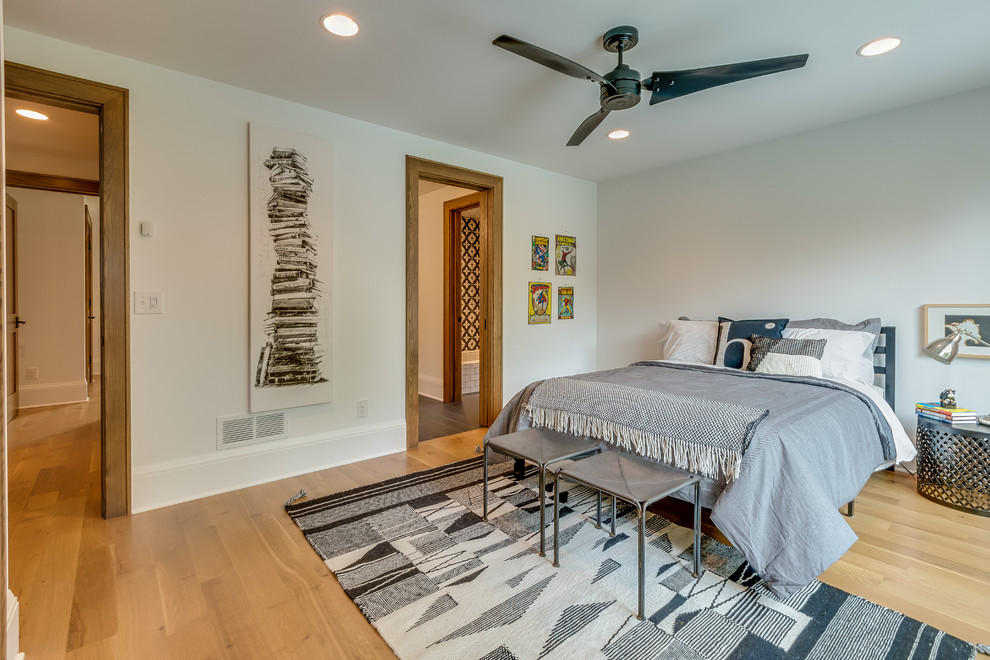 ミネアポリスにあるトランジショナルスタイルのおしゃれな寝室 (白い壁、無垢フローリング、茶色い床) のインテリア