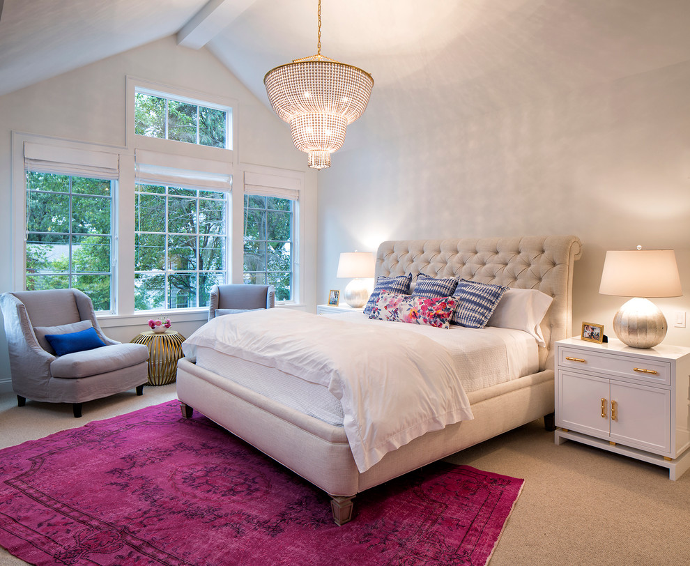 ミネアポリスにある広いトランジショナルスタイルのおしゃれな主寝室 (白い壁、カーペット敷き、照明) のレイアウト