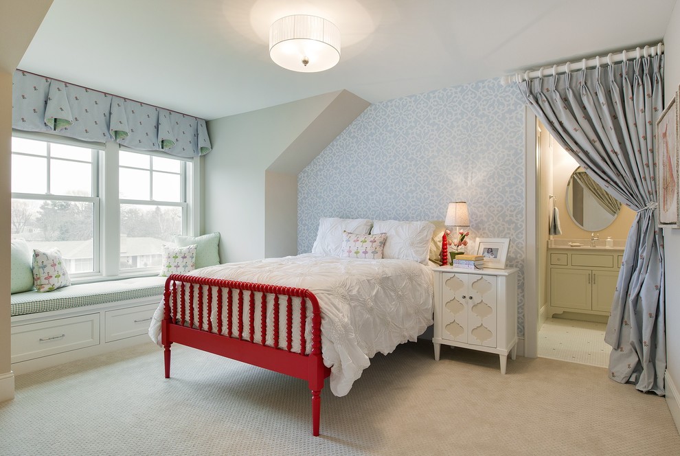 Foto di una camera da letto classica con pareti blu e moquette