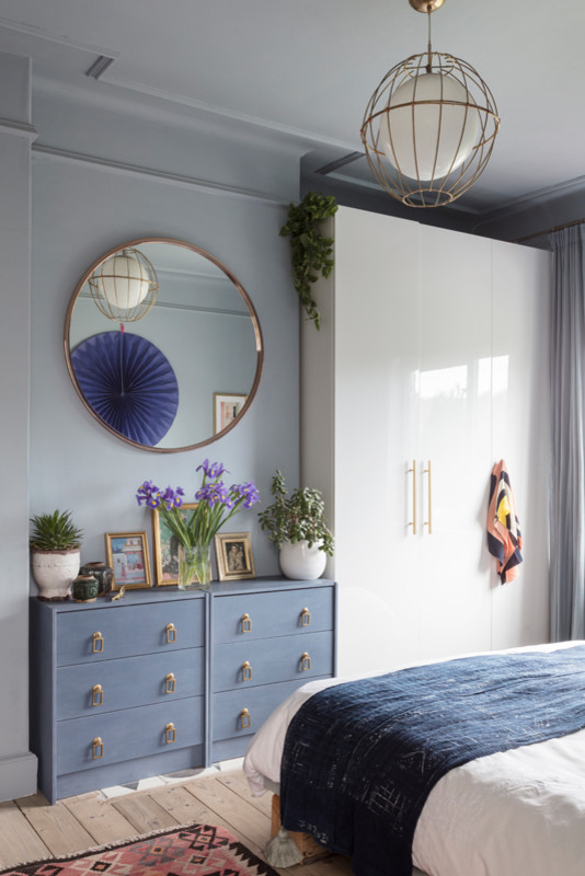 Идея дизайна: хозяйская спальня среднего размера в стиле фьюжн с деревянным полом и серым полом