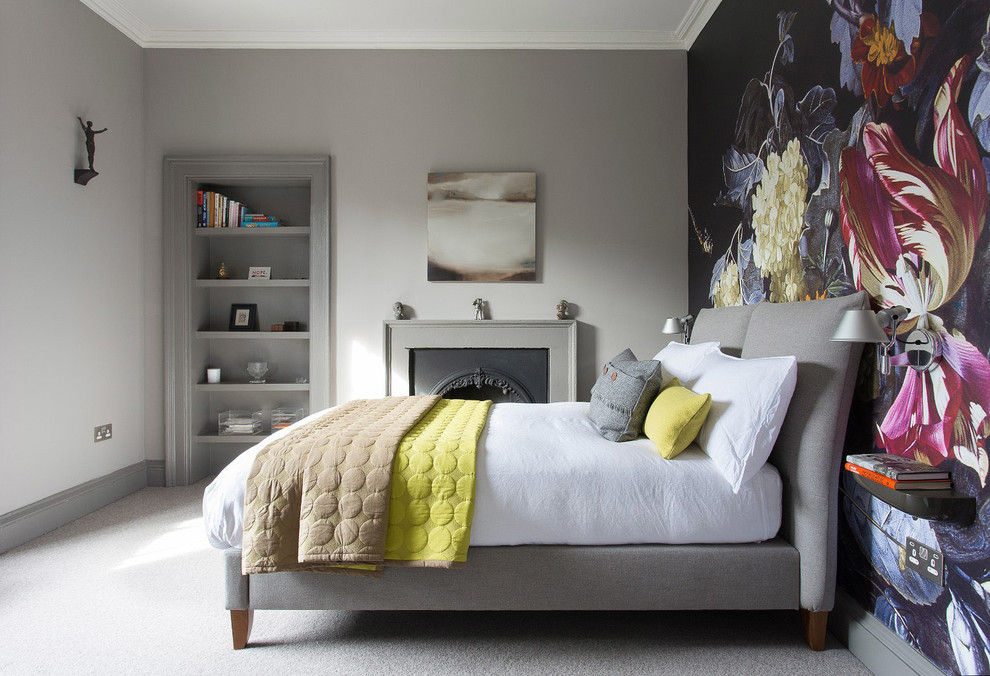 Пример оригинального дизайна: спальня в стиле неоклассика (современная классика) с серыми стенами, ковровым покрытием, подвесным камином, фасадом камина из металла и серым полом