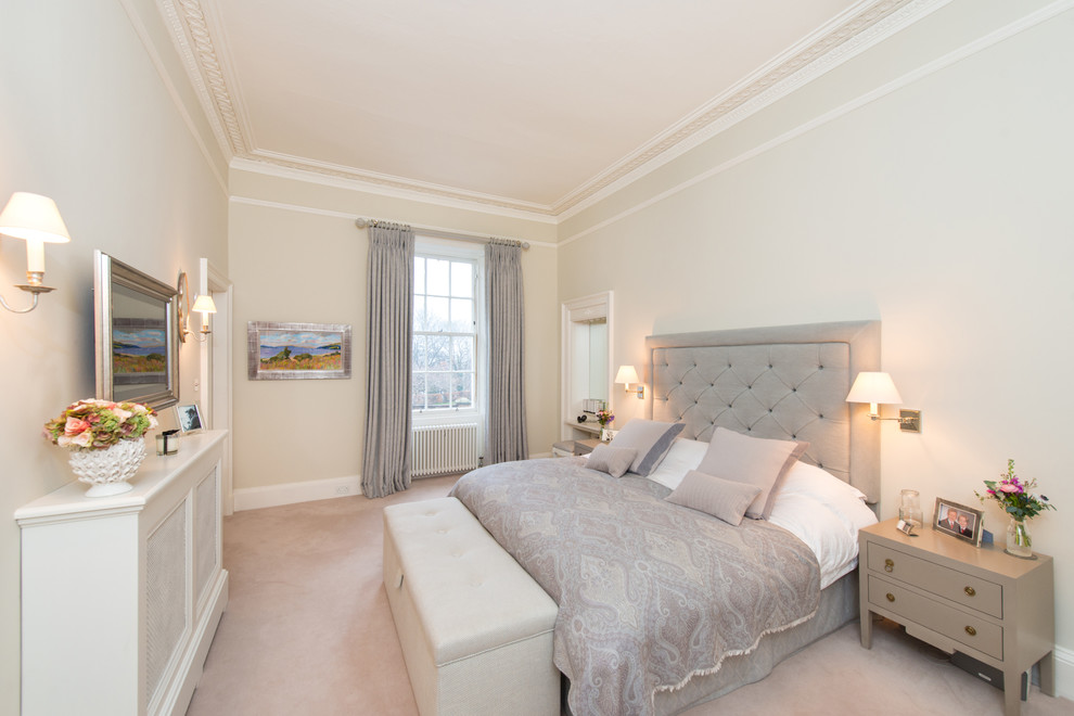 Aménagement d'une chambre avec moquette classique de taille moyenne avec un mur beige et un sol beige.