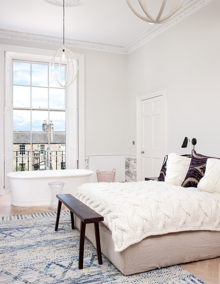 Aménagement d'une chambre classique de taille moyenne avec un mur gris et un sol beige.