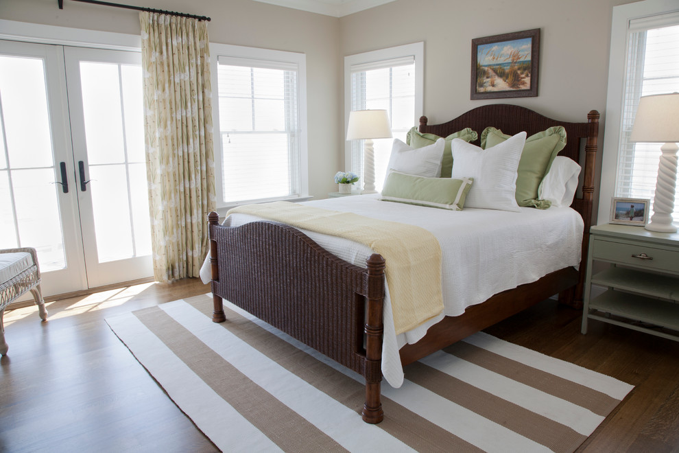 Diseño de habitación de invitados costera con paredes beige y suelo de madera en tonos medios