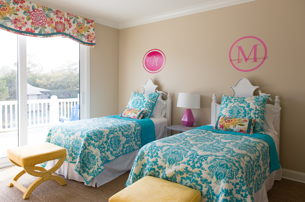 На фото: гостевая спальня (комната для гостей), среднего размера в морском стиле с бежевыми стенами, ковровым покрытием и коричневым полом