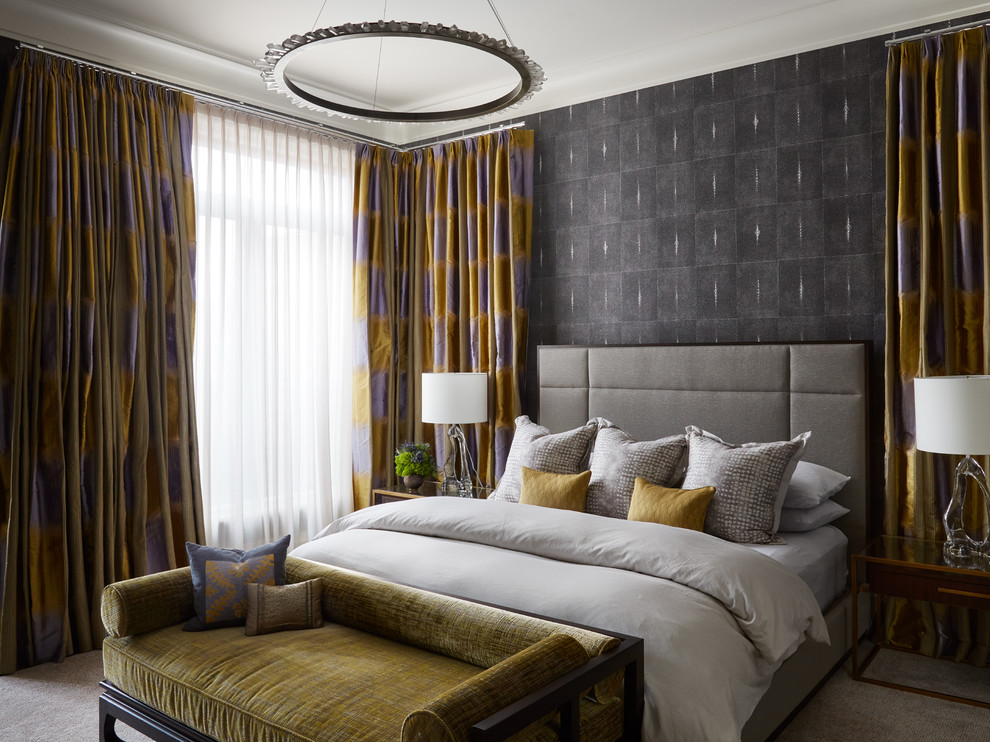 На фото: спальня в стиле неоклассика (современная классика) с серыми стенами, ковровым покрытием и серым полом с