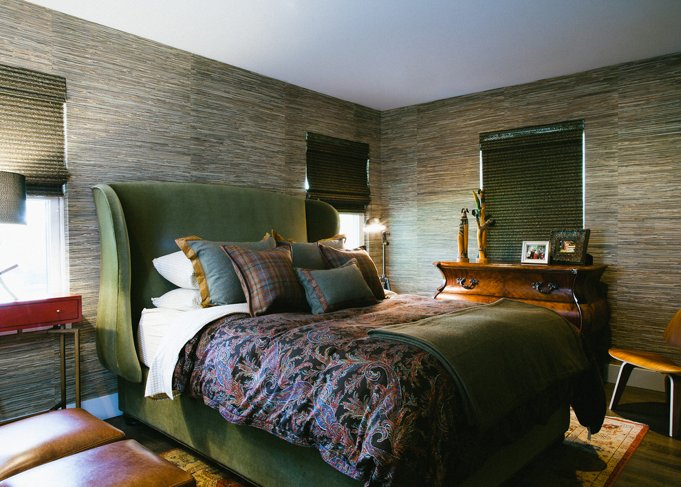 Klassisches Schlafzimmer mit beiger Wandfarbe in Houston