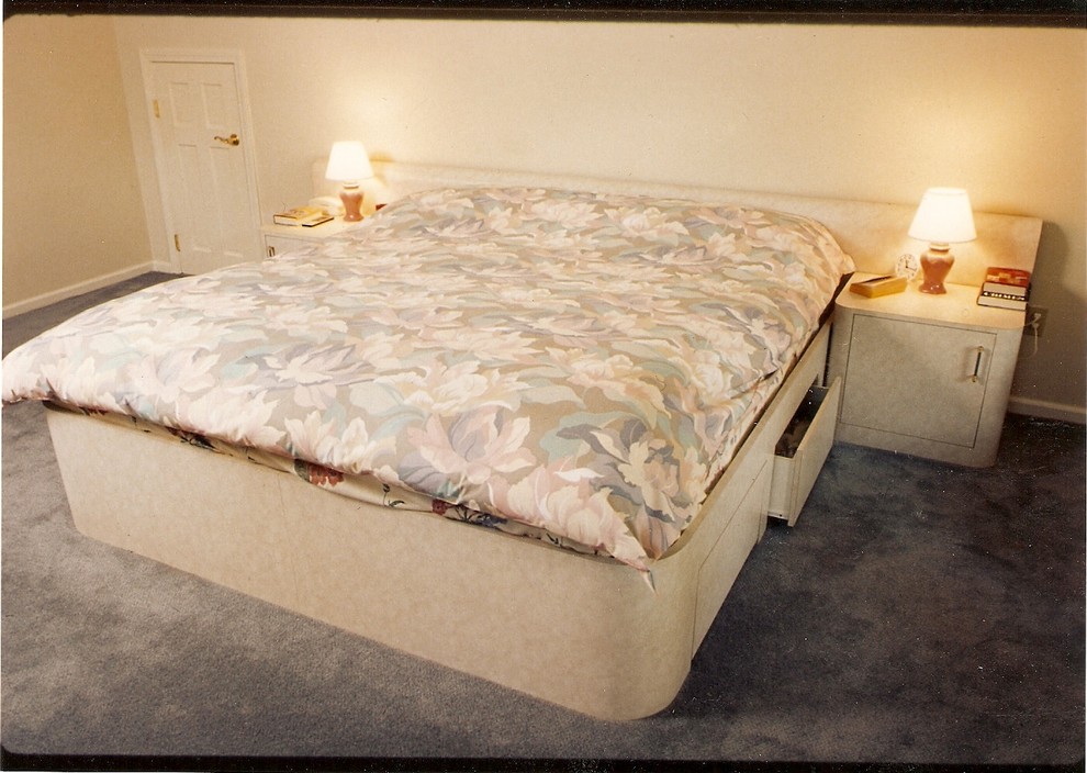 Example of a classic bedroom design in Bridgeport