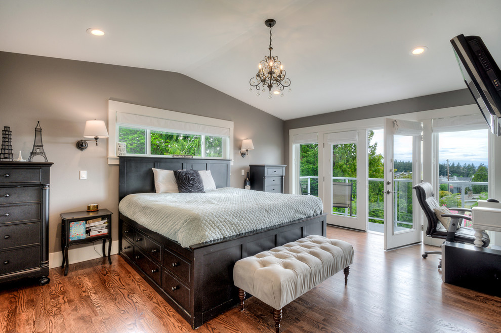 Cette photo montre une chambre chic avec un mur gris, parquet foncé et un sol marron.