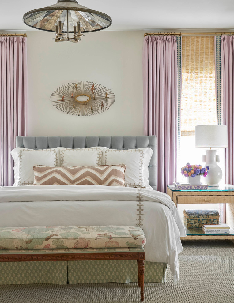 Идея дизайна: хозяйская спальня в стиле неоклассика (современная классика) с бежевыми стенами, ковровым покрытием и серым полом без камина