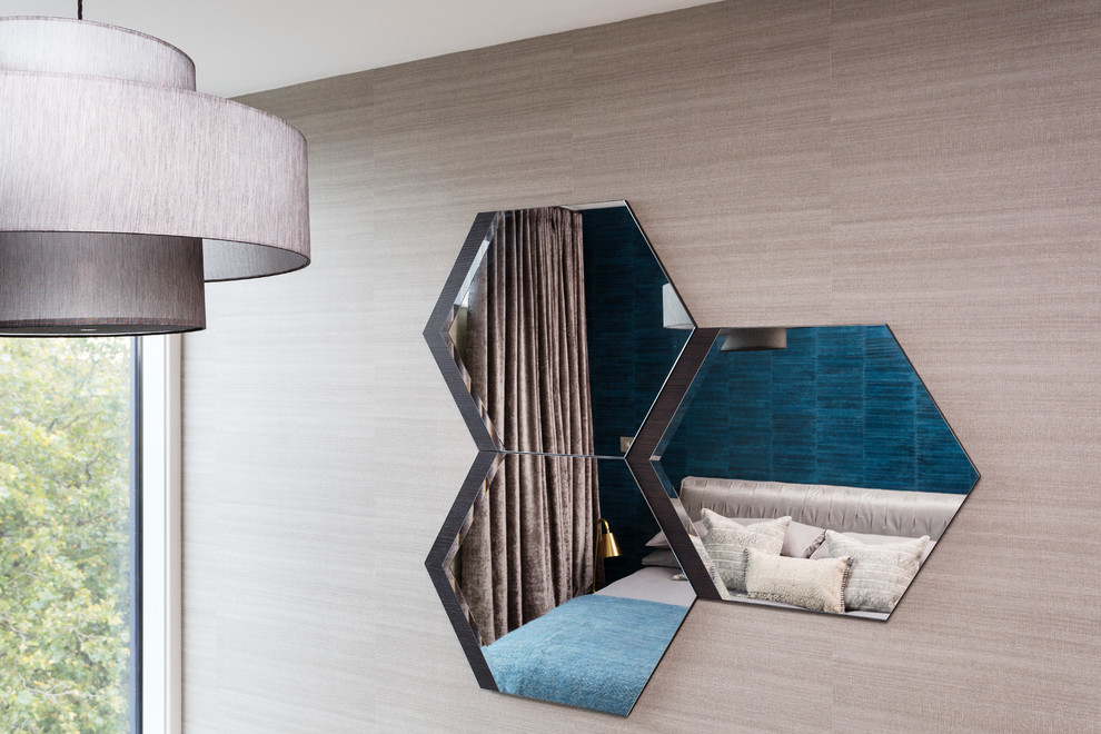 Пример оригинального дизайна: спальня среднего размера в современном стиле с ковровым покрытием