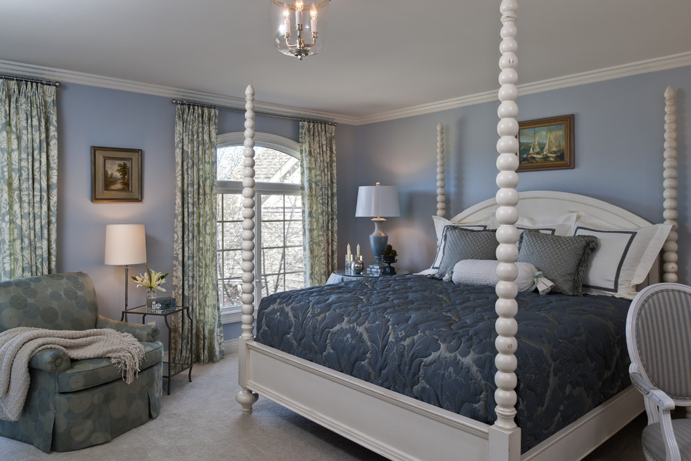 Modelo de dormitorio tradicional sin chimenea con paredes azules, moqueta y suelo gris