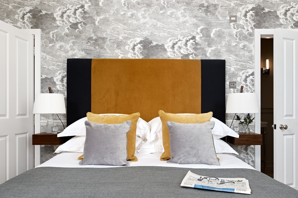 Modelo de dormitorio principal actual de tamaño medio sin chimenea con paredes grises, moqueta y suelo beige