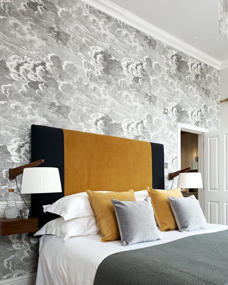 グロスタシャーにある中くらいなコンテンポラリースタイルのおしゃれな主寝室 (グレーの壁、カーペット敷き、暖炉なし、ベージュの床)