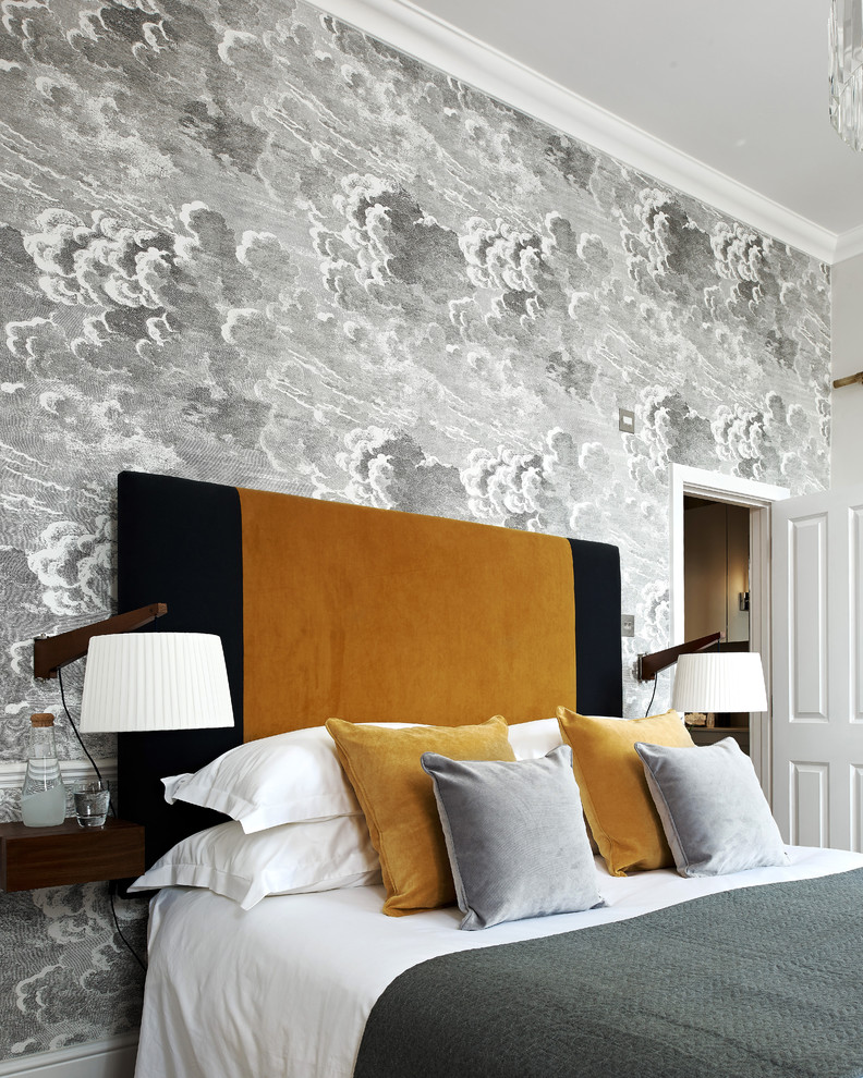 グロスタシャーにある中くらいなコンテンポラリースタイルのおしゃれな主寝室 (グレーの壁、カーペット敷き、暖炉なし、ベージュの床) のレイアウト