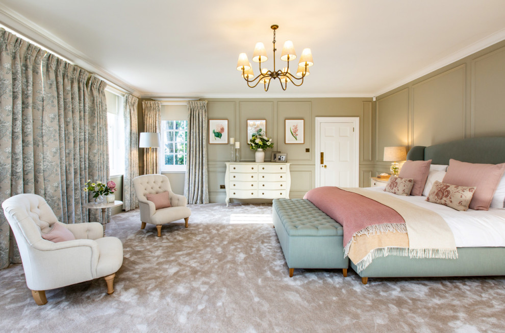 Imagen de dormitorio principal clásico grande con paredes grises, moqueta, suelo gris y panelado