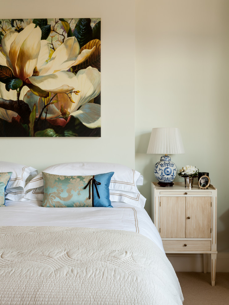 サリーにあるトラディショナルスタイルのおしゃれな主寝室 (青い壁、カーペット敷き) のインテリア