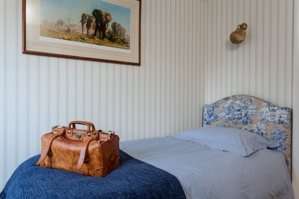 Diseño de habitación de invitados tradicional con paredes azules y suelo de madera en tonos medios