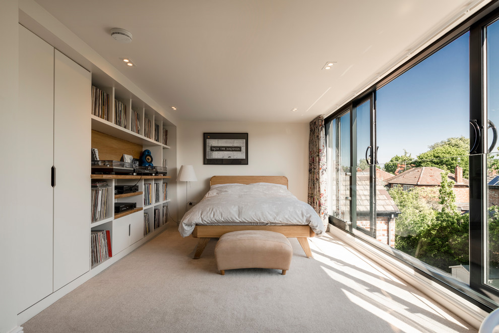Idee per una camera da letto contemporanea con pareti beige, moquette, nessun camino e pavimento beige