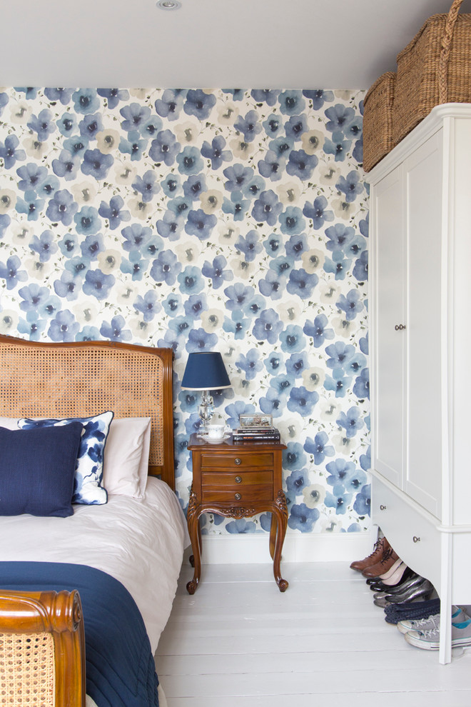 На фото: хозяйская спальня среднего размера в викторианском стиле с синими стенами, деревянным полом и белым полом без камина