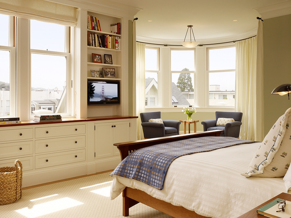 Источник вдохновения для домашнего уюта: спальня в классическом стиле с серыми стенами без камина